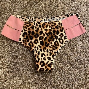 New S VS PINK Leopard cheekster panty